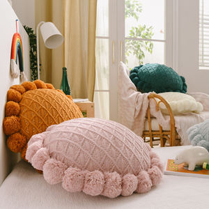 Coussin décoratif en acrylique tricoté à texture tournesol avec 21 adorables boules de poils rondes lavables - Product Image 1