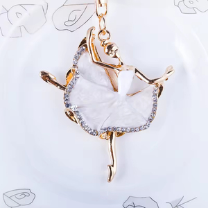 Le porte-clés féerique de la ballerine élégante, un porte-clés scintillant en strass et cristal, est un bijou charmant pour les sacs de femmes - Product Image 3