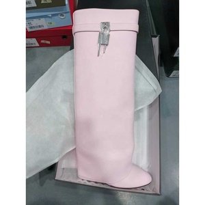 Fornitori all'Ingrosso di Scarpe Stivali Alti al Ginocchio con <span class=keywords><strong>Zeppa</strong></span> per Polpaccio Largo Alla Moda con Risvolto e Chiusura a Lucchetto Shark Lock Inverno 2023 - Product Image 6