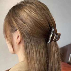 Yuxi Luxus 7cm Mittelgroße Haarklammer im Haifischklauen-Design Französisches Einfaches Hochwertiges Acetat-Haaraccessoire für Tägliche Haardekoration von Frauen - Product Image 2