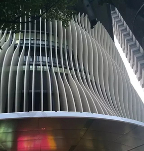 Panneau mural en aluminium carré thermolaqué sur mesure pour appartement résidentiel - Product Image 2