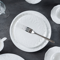 Service de table en porcelaine fine blanche gaufrée, écologique et durable, avec théière, tasses, assiettes et bols pour hôtels et restaurants