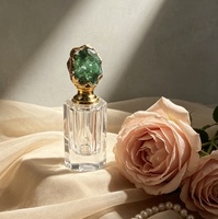 Bouteille de parfum en cristal naturel en gros, flacon en pierre brute avec bouchon en pierre précieuse et corps en verre