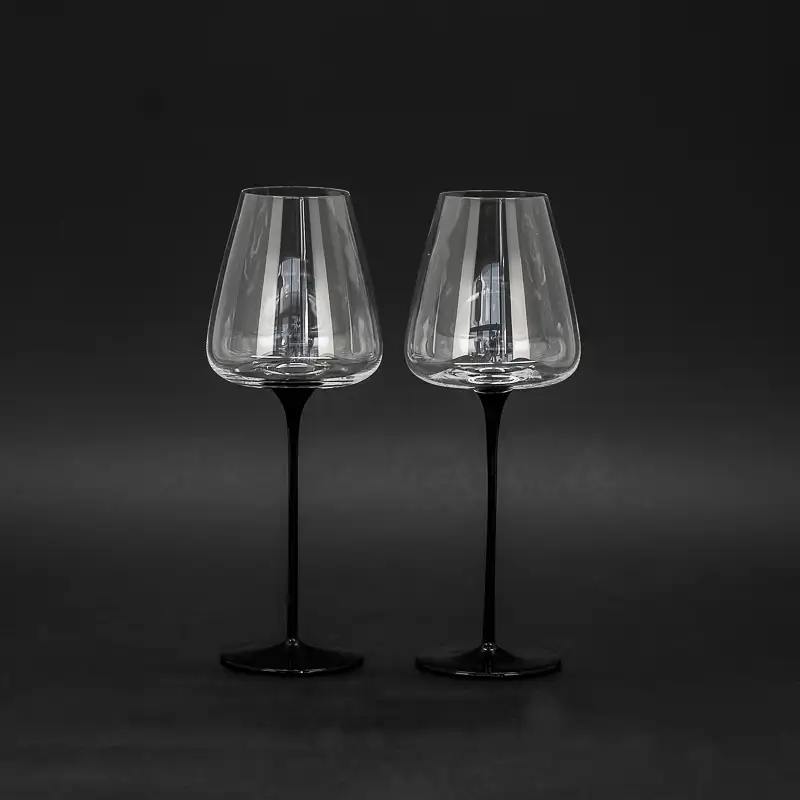 Óculos altos de luxo, vidro elegante de vinho tinto com haste preta