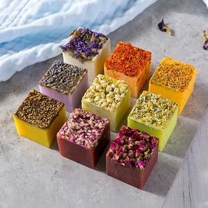 Jabón sólido hecho a mano para mujer, jabón <span class=keywords><strong>de</strong></span> baño hidratante con aceite esencial <span class=keywords><strong>de</strong></span> planta <span class=keywords><strong>de</strong></span> Rosa personalizado, jabón <span class=keywords><strong>de</strong></span> limpieza <span class=keywords><strong>Facial</strong></span> con flores secas - Product Image 1