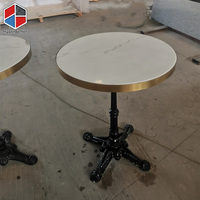 Table de café en marbre français avec anneau doré et base en fonte lourde