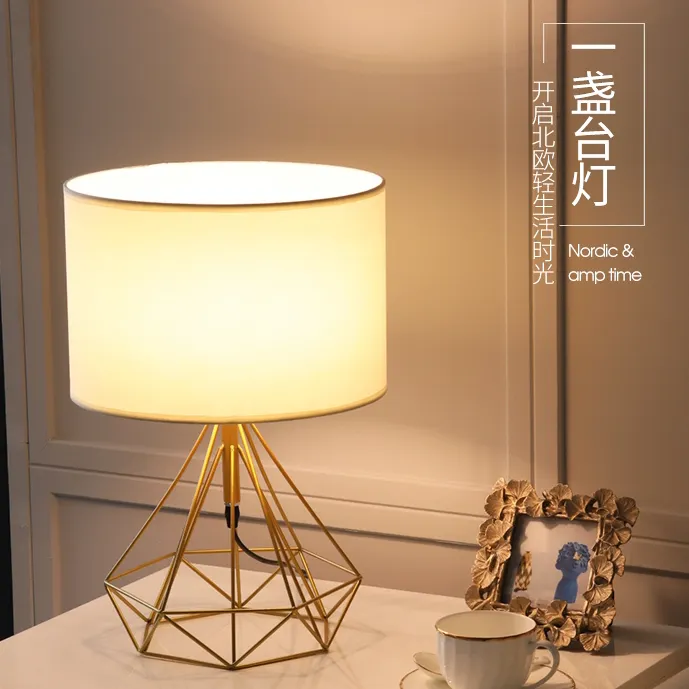 Lámpara de mesa de pantalla de tela blanca de diseño único elegante moderno con base de Metal diseño de arte de gran oferta para la decoración de la sala de estar de la oficina en casa