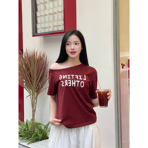 เสื้อยืดแขนยาวแบบรักษ์โลก ผ้าเนื้อนุ่มคล้ายกระดาษ ราคาดี สีแดงพลัม แบบเปิดไหล่ข้างเดียวสำหรับผู้หญิง - Product Image 1