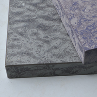Panneau décoratif en OSB (Oriented Strand Board) de qualité supérieure, motif marbre gris-violet, anti-rayures, élégant pour la décoration intérieure.