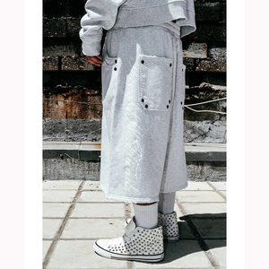 Pantalones Cortos Deportivos Holgados Personalizados <span class=keywords><strong>de</strong></span> 450 g/m², con Bolsillos Dobles con Tachuelas, Pierna Ancha, Color Gris Claro, <span class=keywords><strong>de</strong></span> Algodón, para Hombre, Estilo Casual Diario - Product Image 4