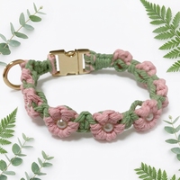 Kalung Anjing Rajut Makrame Katun Buatan Tangan dengan Mutiara, Bunga Daisy, dan Gesper Logam Emas Muda, Dapat Disesuaikan, Gaya Boho untuk Anak Anjing dan Kucing
