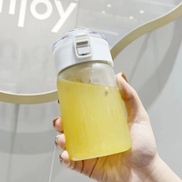 Bouteille d'eau transparente de haute qualité en gros avec couvercle à clapet, portable et anti-fuite, idéale pour le sport quotidien et les activités de plein air