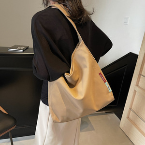 Sac à bandoulière simple pour femme, carré horizontal, fermeture éclair, style minimaliste, sac fourre-tout pour les trajets quotidiens, marron - Product Image 2