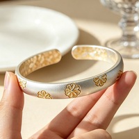 Gelang Manset Terbuka Motif Bunga Kosmos Berlapis Emas Gaya Cina Baru, Gelang Bertekstur Warna Perak Matte, Perhiasan Etnik Wanita Vintage yang Menawan