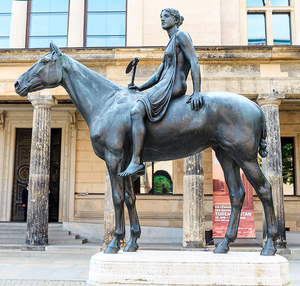 Scultura in bronzo incisa su misura di una Dea a cavallo: un dialogo poetico tra arte classica <span class=keywords><strong>e</strong></span> <span class=keywords><strong>storia</strong></span> - Product Image 3