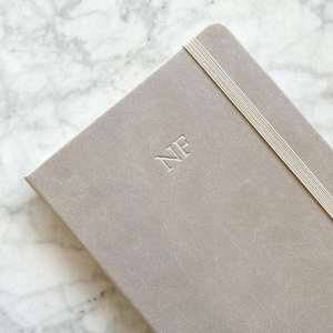 Carnet de notes en cuir vegan gris pierre avec autocollants pour la tenue d'un journal, fournitures de journalisation, carnet ligné vierge, planificateur de bureau personnalisé avec monogramme - Product Image 1