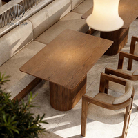 Table en bois cannelé avec pieds en bois et banquette en tissu bouclé, durable et écologique, pour restaurant, café, bistrot, hôtel, salon de thé, style moderne et minimaliste