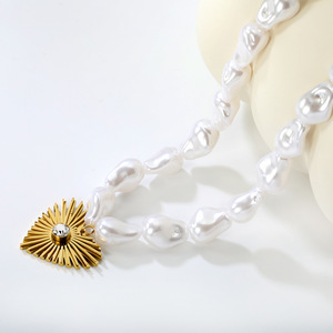 Collar de Perlas de Imitación Estilo Barroco con Colgante de Corazón, Tono Dorado, Engaste de Cristal, para Uso Diario y Fiestas - Product Image 3