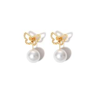 Pendientes de Mariposa de Cristal con Perla Colgante, Chapados en Oro PVD, Acero Inoxidable 316L, Sostenibles y Resistentes - Product Image 1