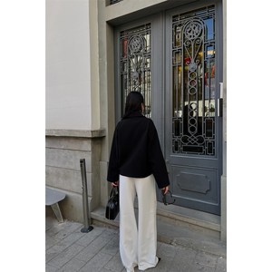 Chaqueta Camisera Negra de Cachemira para Mujer con Detalles de Bolsillos Laterales - Product Image 1