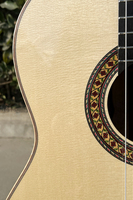Guitare classique de concert haut de gamme, fabriquée à la main par un maître luthier, entièrement en bois massif, corps Santos, dessus en épicéa, modèle Chmaber.