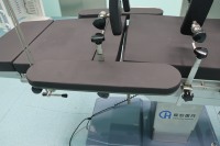 Table d'opération électrique intégrée à 4 commandes, lit chirurgical multifonctionnel pour hôpital, clinique ou salle
