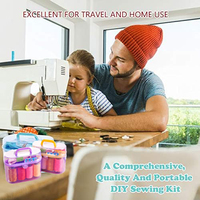 Kit de couture portable, durable et coloré, mini, en plastique et métal, carré, pour couture à la main, tricot, tissage, bricolage, boîte cadeau incluant ciseaux et fil