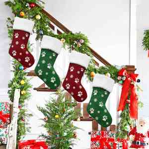 Chaussettes de Noël à suspendre avec motif de chien mignon de dessin animé, patte blanche et flocon de neige, pour décorer l'arbre de Noël - Product Image 4