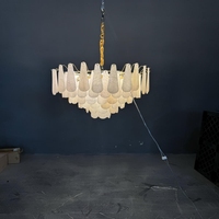 Lustre moderne en pierre d'onyx naturelle en forme de goutte d'eau à plusieurs niveaux, avec cadre en laiton brossé, veininges d'albâtre, tension universelle, robuste et économe en énergie