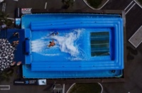 Simulateur de surf gonflable commercial portable bleu clair – Équipement de jeu aquatique à prix abordable
