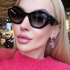 Gafas de Sol de Moda Retro 2022, Montura Ancha Negra, Protección UV400, Estilo Ojo de Gato Pequeño para Mujer - Product Image 3