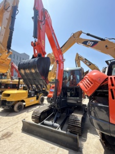 Excavadora de cadenas pequeña Doosan DX55 de 5.5 toneladas de segunda mano con pocas horas de trabajo para pequeños proyectos de construcción - Product Image 4