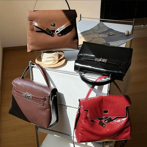 กระเป๋าหนังน้ำมันเคลือบเงาสไตล์เรโทรสำหรับผู้หญิง กระเป๋าสะพายไหล่ทรงสี่เหลี่ยมเล็กแบบเรียบง่ายและอเนกประสงค์ พร้อมตัวล็อคหนัง กระเป๋าเครื่องสำอางคุณภาพพรีเมียม - Product Image 2