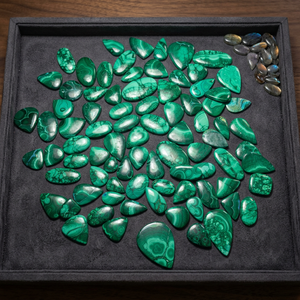 Pierres précieuses en malachite naturelle polie, taille ovale et taille poire, vertes, forme irrégulière, jeu de couleurs décoratif, plusieurs pièces - Product Image 5