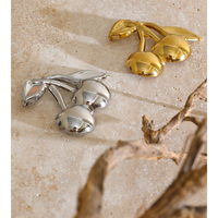 Broche JINYOU 7764 en acier inoxydable plaqué or PVD 18 carats, étanche, avec breloque cerise 3D sculptée, mignonne et élégante