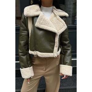 Chaqueta de Mujer con Detalles de Lana Color Caqui - Product Image 4