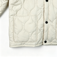 Veste matelassée légère unisexe en gros, style 'Onion', avec boutons, poignets côtelés et poches plaquées, vêtement d'extérieur chaud et décontracté pour l'hiver