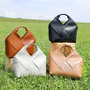 Bolso cruzado de cuero suave de moda con diseño de triángulo invertido tejido genuino de capa superior para mujer - Product Image 4