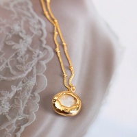 Collier de perles d'eau douce rétro de style français coquille de mère pendentif élégant chaîne de clavicule BaroqueJewelry personnalisation