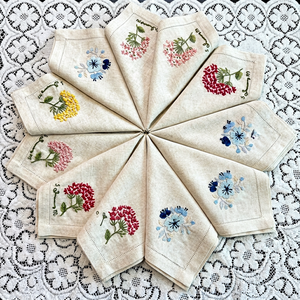Serviette de table personnalisée en lin 100% brodée avec monogramme, ourlet festonné, 6x6 pouces, carrée, lavable en machine, de luxe, pour mariage ou dîner - Product Image 1