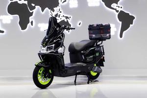 มอเตอร์ฮับหลังแบบไร้แปรงถ่าน 60V 1000W ระบบเบรกอิเล็กทรอนิกส์ แบตเตอรี่ลิเธียมกันน้ำ ความเร็วสูง 75 กม./ชม. สกู๊ตเตอร์สองล้อ - Product Image 4