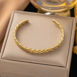 Vente en gros Bracelets personnalisés en acier inoxydable plaqué or 18 ct pour femmes avec chaîne cubaine simple torsadée en forme de C épais