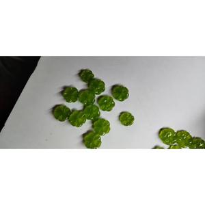 Pierre précieuse naturelle de péridot vert, taille fleur, sculptée, 18x18mm, pour la fabrication de bijoux - Marque Mugalart, origine Rajasthan - Product Image 3