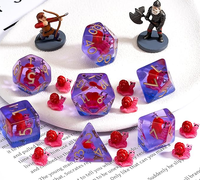 Jeu de dés polyédriques en résine dés violets transparents avec figurines d'ours rouge intégrées jeux de société