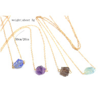 Collier pendentif tendance pour femme en pierre naturelle cristalline prismatique améthyste lapis-lazuli, pierre brute irrégulière avec chaîne en cuivre