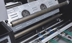 Machine de pelliculage à haute vitesse A3 A4 A5 avec section de polymérisation UV à rouleaux chauffants - Product Image 4