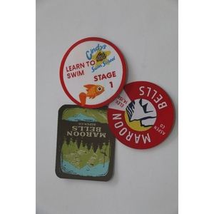 Fourniture de cadeau promotionnel fer sur les patchs de vêtements sweat à capuche brodé personnalisé badges tissés en <span class=keywords><strong>3D</strong></span> étiquette pour les vêtements d'uniforme scolaire - Product Image 6