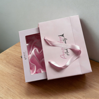 Boîte d'Emballage Cadeau en Carton Rose Sur Mesure à Tiroir Coulissant pour Cheveux, Extensions et Perruques, avec Insert en Satin et Fenêtre en PVC