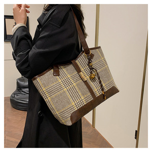 2025 nuevo Otoño Invierno Casual hombro bolsos de lujo bolso de mensajero de moda señoras bolso de mano para mujeres con colgante - Product Image 5