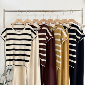 Elegante Completo Estivo da Donna: Top a Righe con Collo Tondo e Maniche Corte, Pantaloni a Vita Alta con Gamba Larga e Spacco - Product Image 6